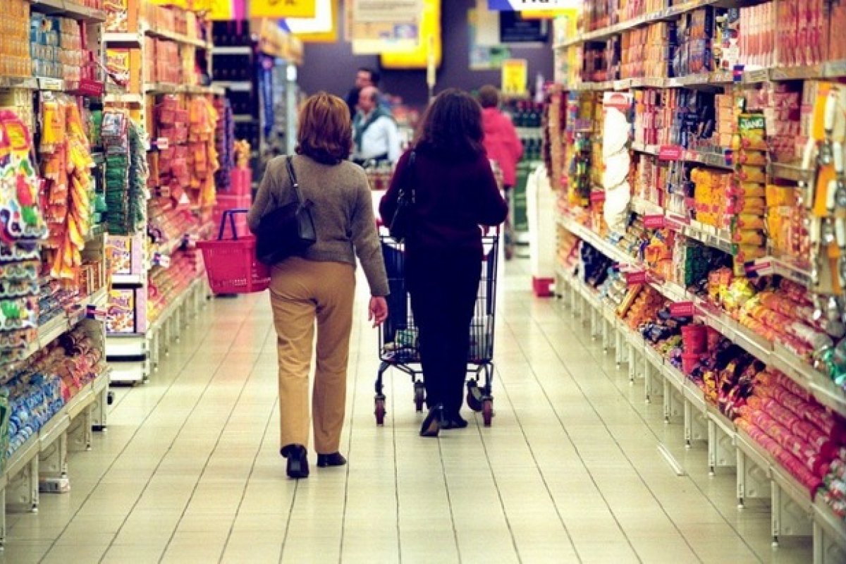 Intenção de consumo das famílias recua 1,7% em julho