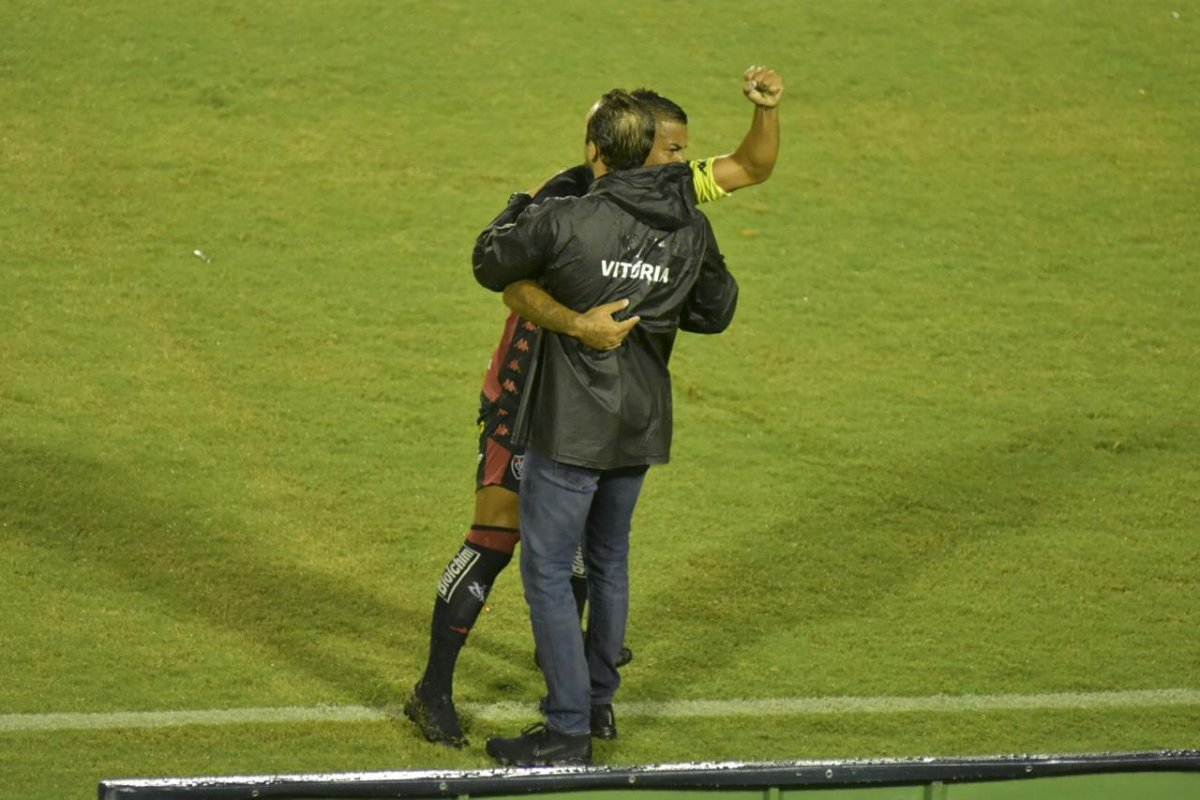 Vitória leva sufoco mas vence Sampaio Corrêa na estreia da Série B