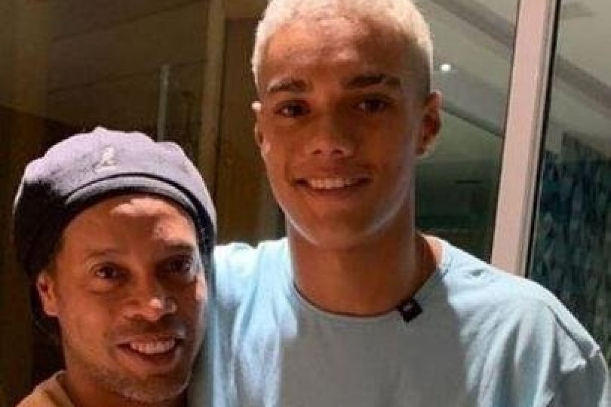 Filho de Ronaldinho celebra liberdade do ex-jogador após 5 meses preso no Paraguai