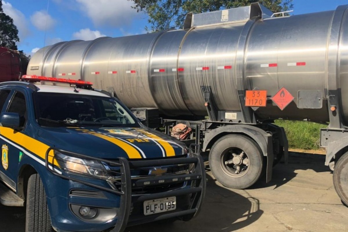 Carreta de combustível com nota fiscal fraudada é apreendida pela PRF em Vitória da Conquista