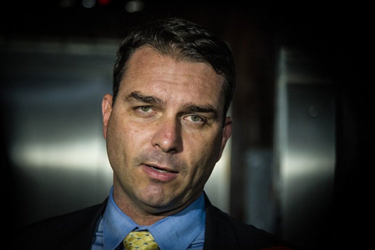 Flávio Bolsonaro comprou imóveis com R$ 86,7 mil em espécie, diz jornal