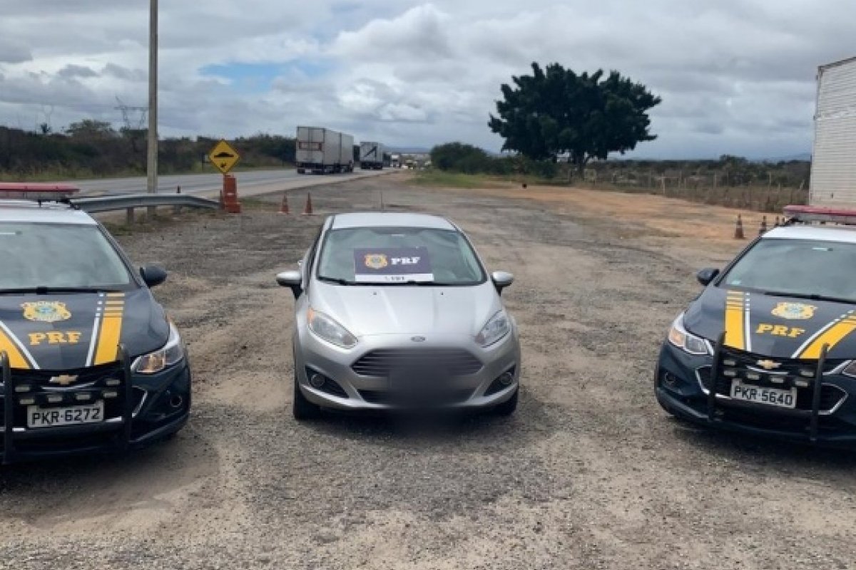 Motorista é preso com carro roubado após ultrapassagem proibida na BR-116