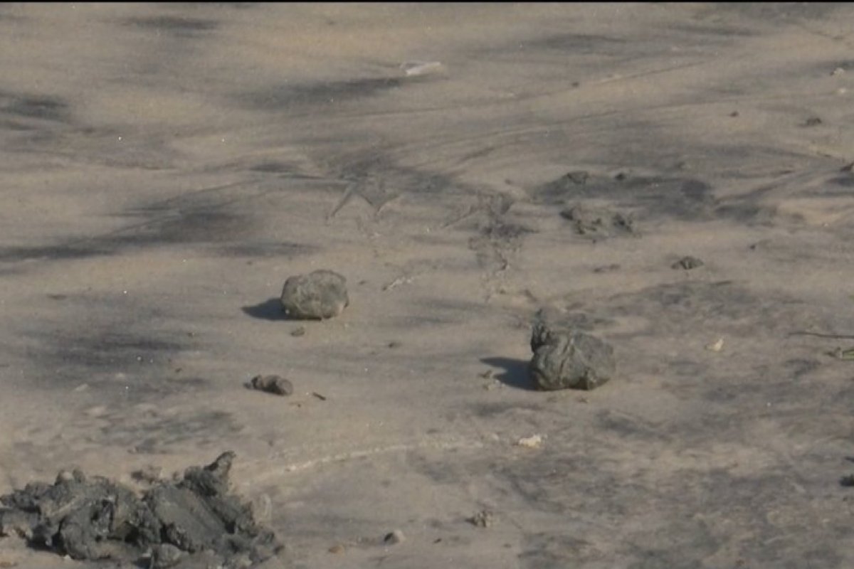 Substância não-identificada é encontrada no litoral de Ilhéus