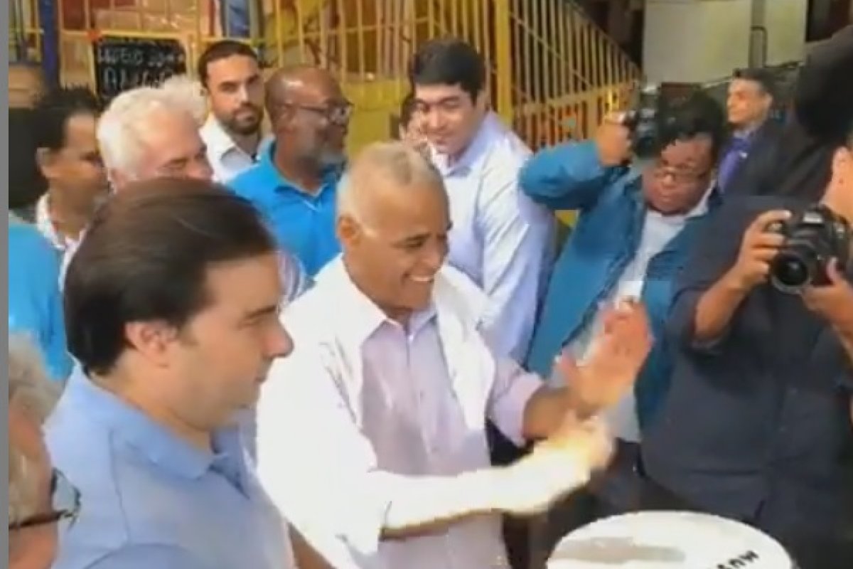 Rodrigo Maia visita Fundação Doutor Jesus, em Candeias