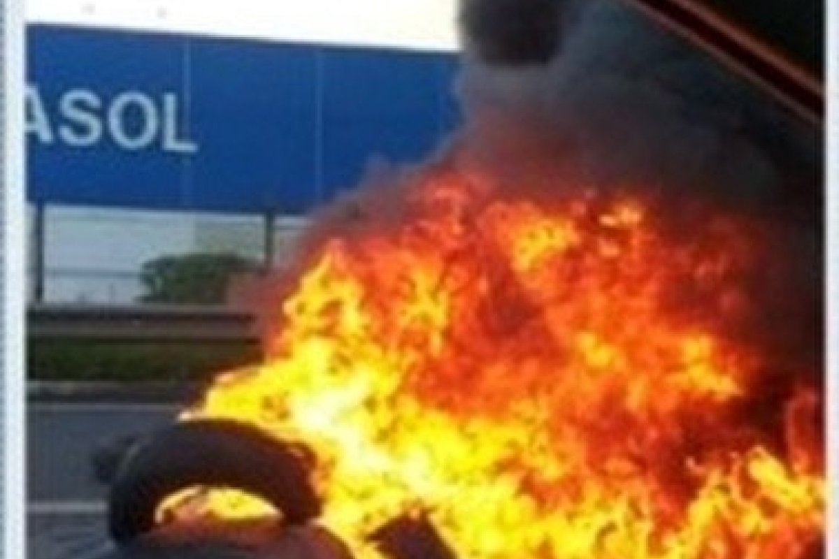 Manifestação interdita BR-324, próximo a Feira de Santana