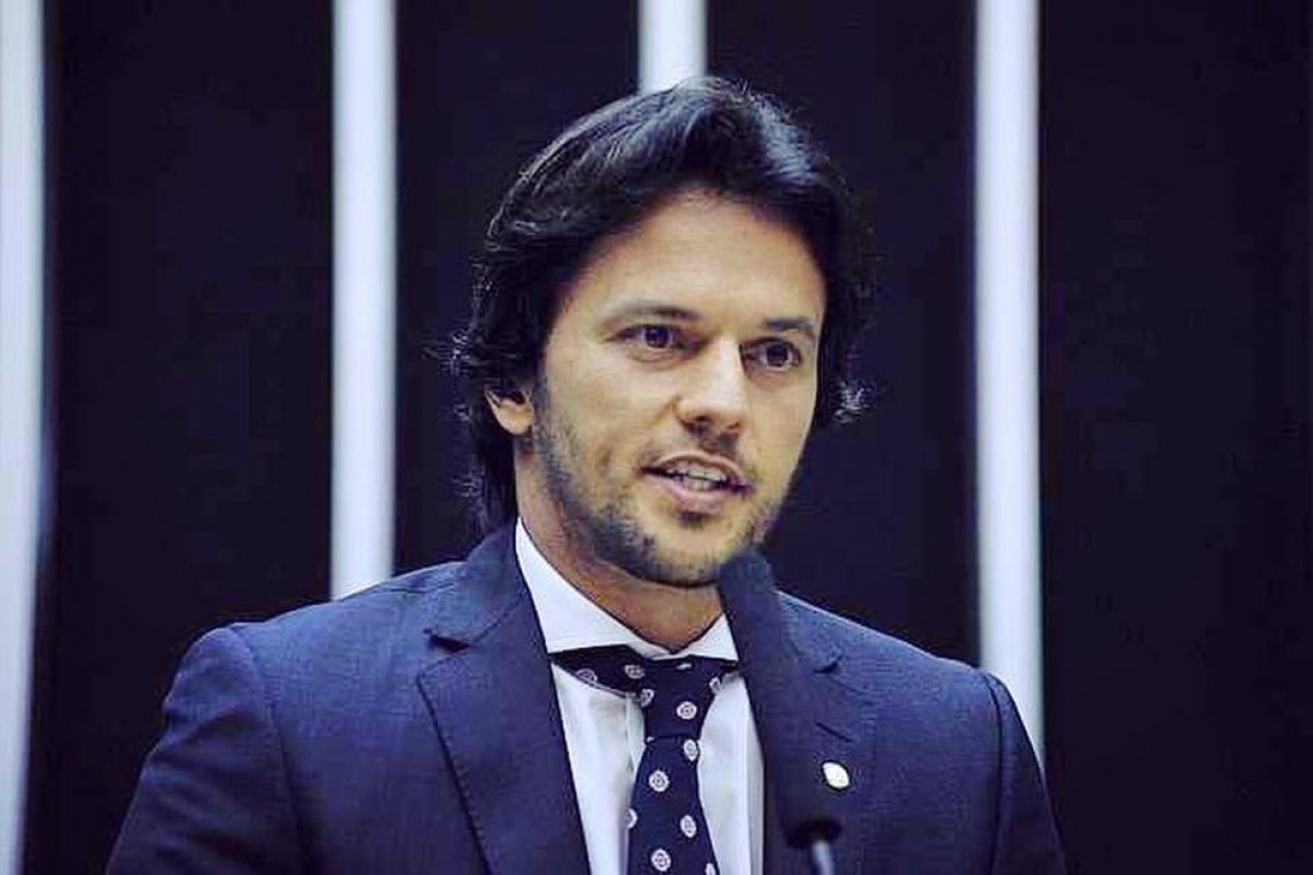 “Parecia a comemoração do milésimo gol do Pelé. Os melhores momentos do vírus”, diz Fábio Faria sobre JN