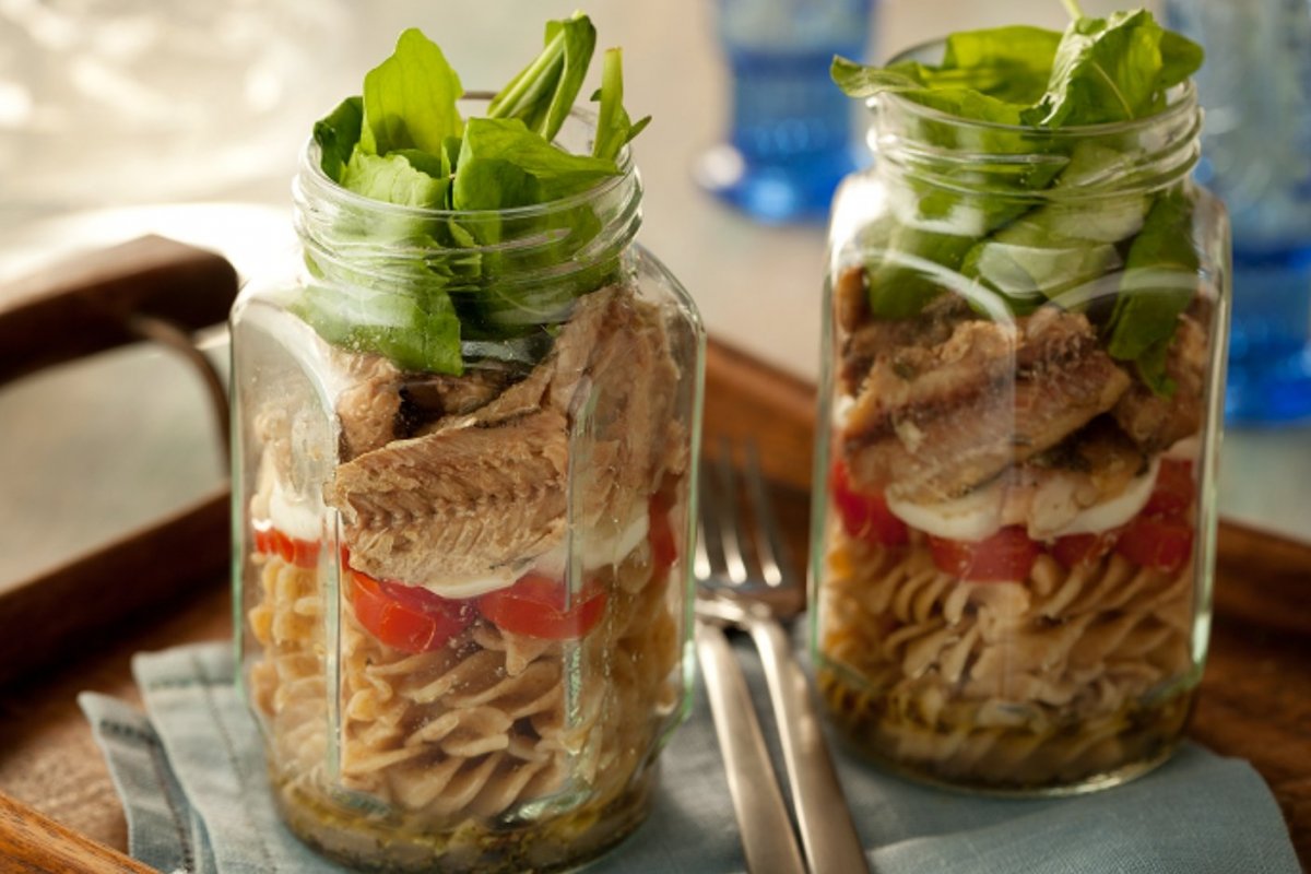 Aprenda a fazer salada no pote de macarrão integral com sardinha