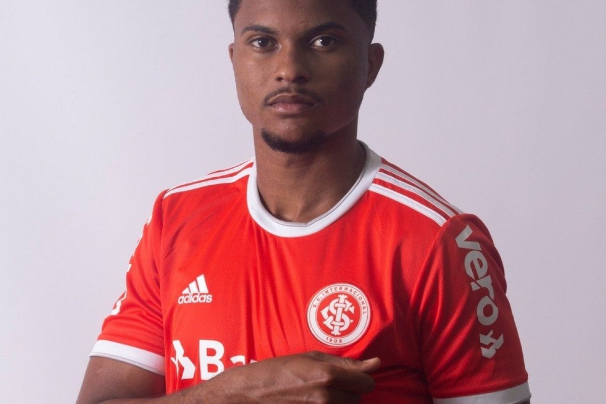 Ex-zagueiro do Vitória é contratado pelo Inter