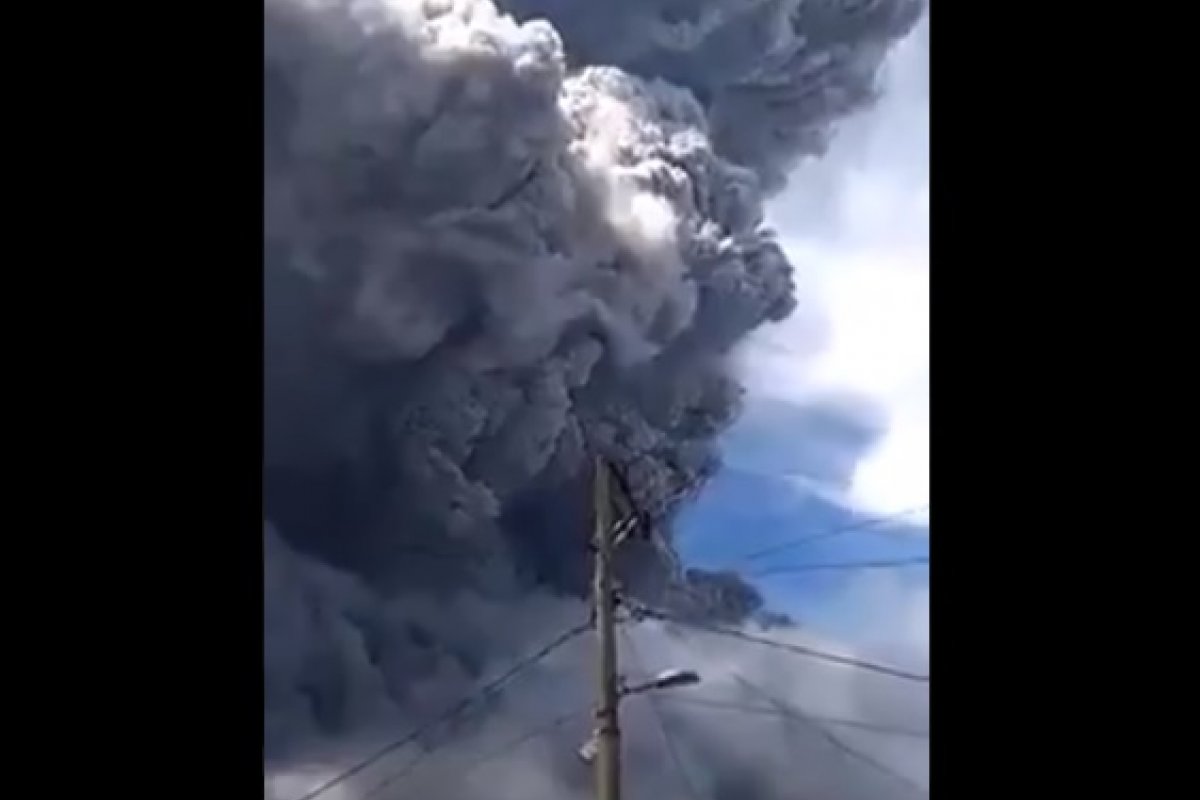 Vídeo: vulcão entra em erupção na Indonésia e provoca grande coluna de fumaça de 5km de altura