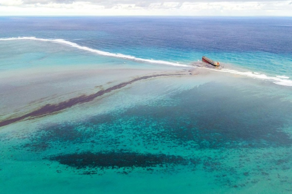 Moradores tentam recolher óleo vazado de navio japonês nas Ilhas Maurício