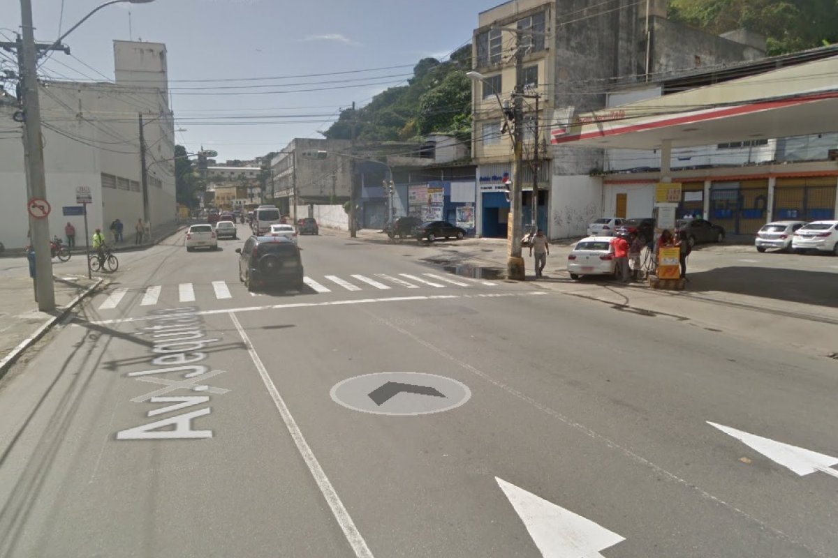 Uma pessoa fica ferida após colisão entre uma moto e uma bicicleta na Avenida Jequitaia