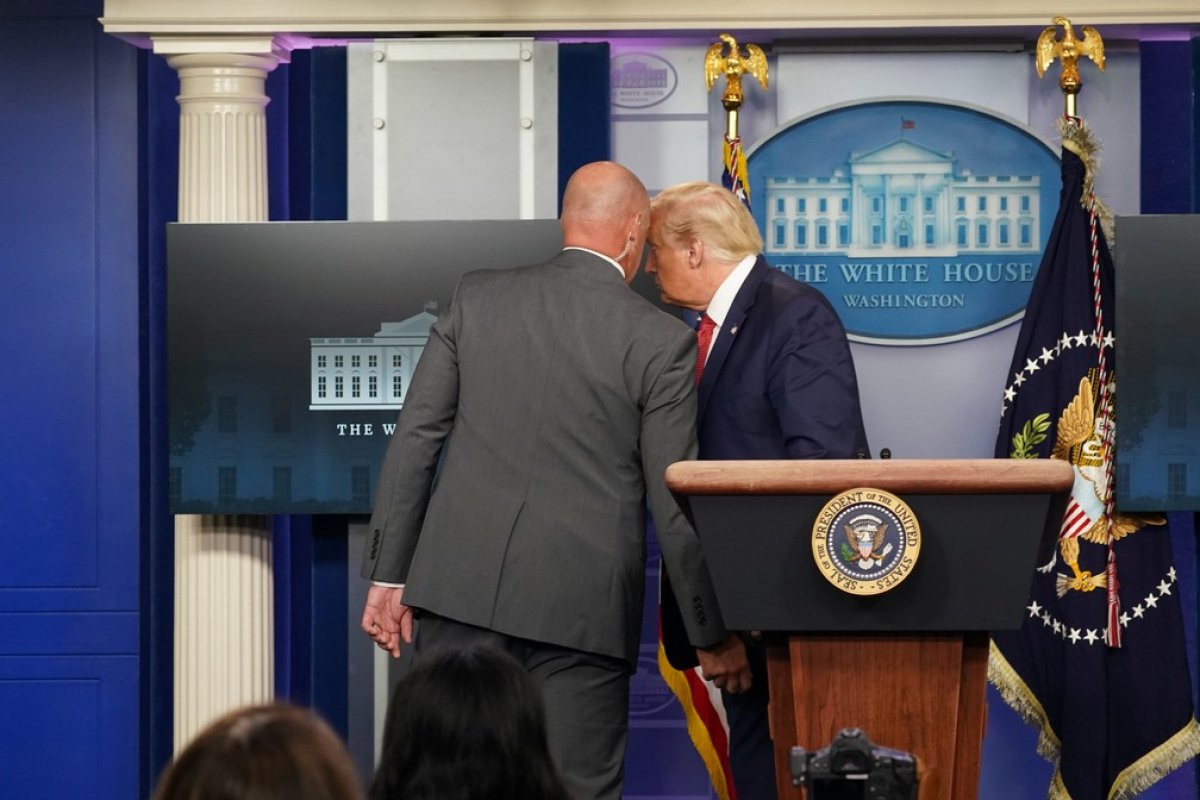 Coletiva de Trump é interrompida após tiros fora da Casa Branca