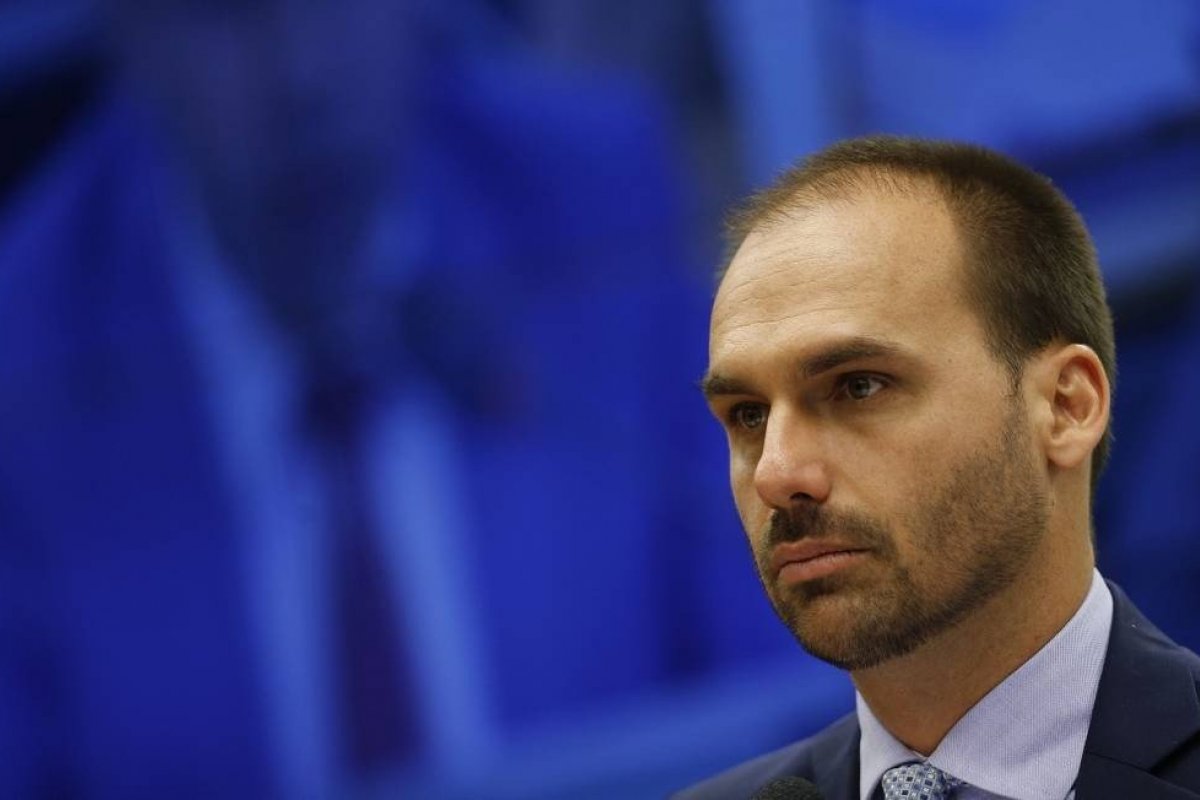 Deputado afirma que Eduardo Bolsonaro entregou cópia de dossiê antifascista para os EUA