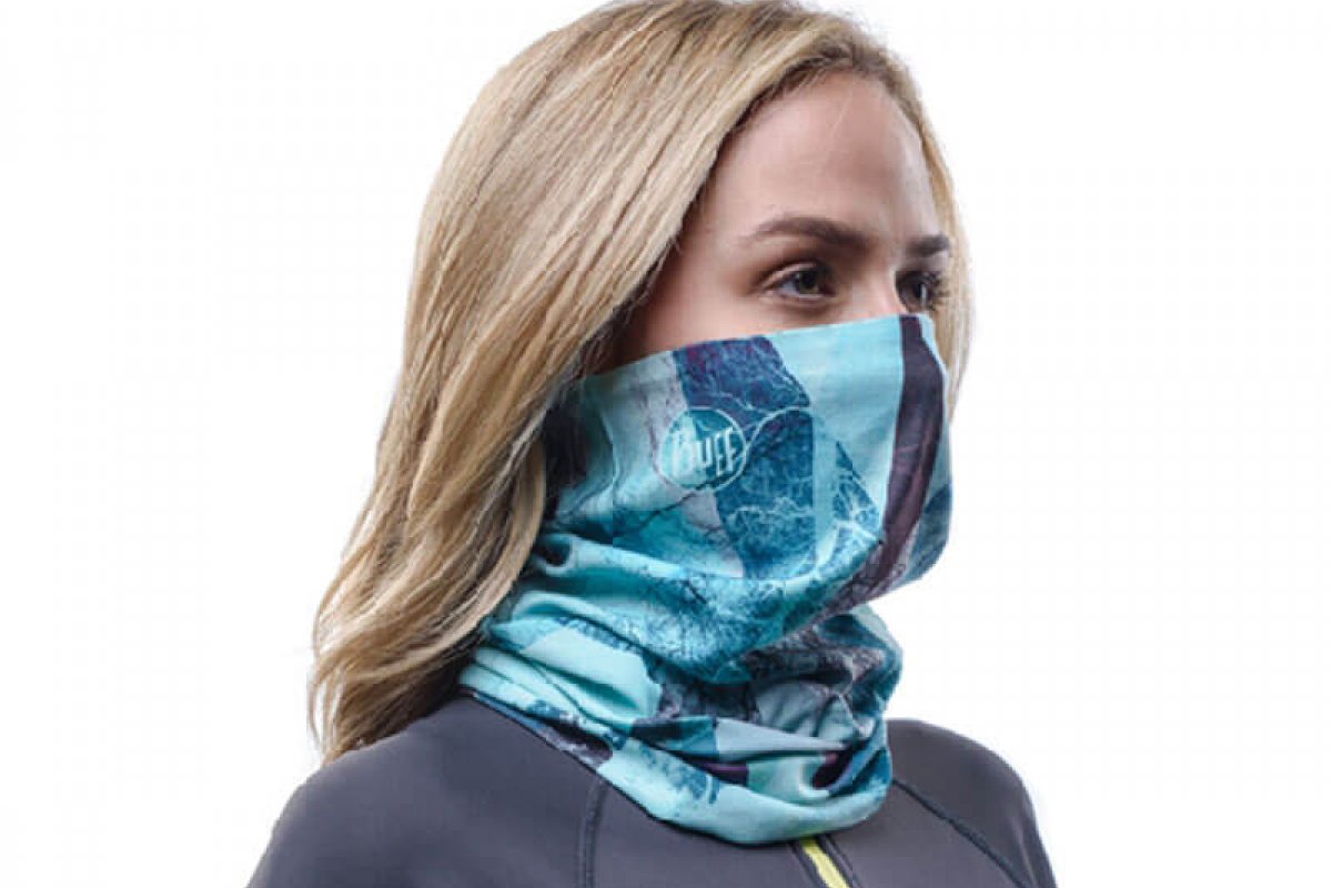 Máscaras feitas com lenços de pescoço não evitam gotículas que transmitem o vírus