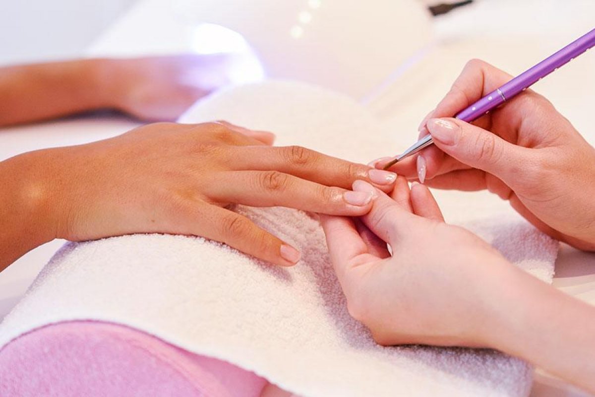 Mulher com covid-19 vai a manicure e só avisa que está infectada depois