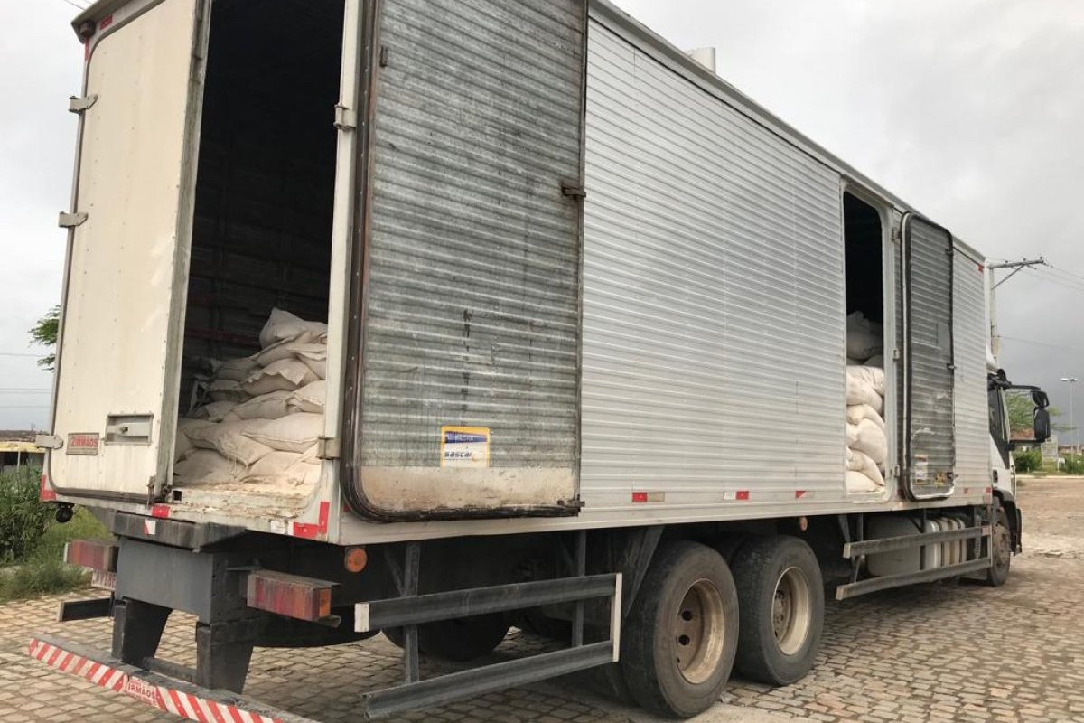 Homens são presos com duas toneladas de maconha escondidas em carga de farinha