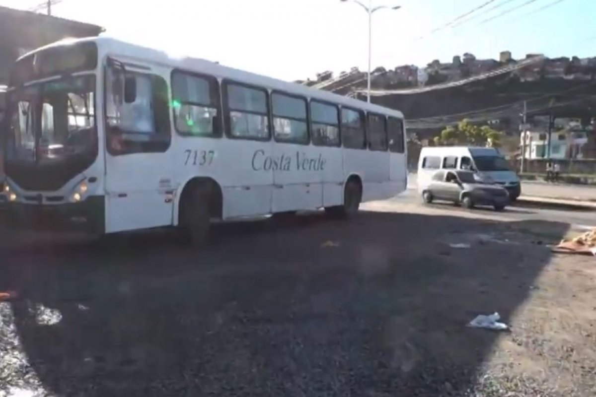 Passageiros de ônibus são assaltados em Salvador