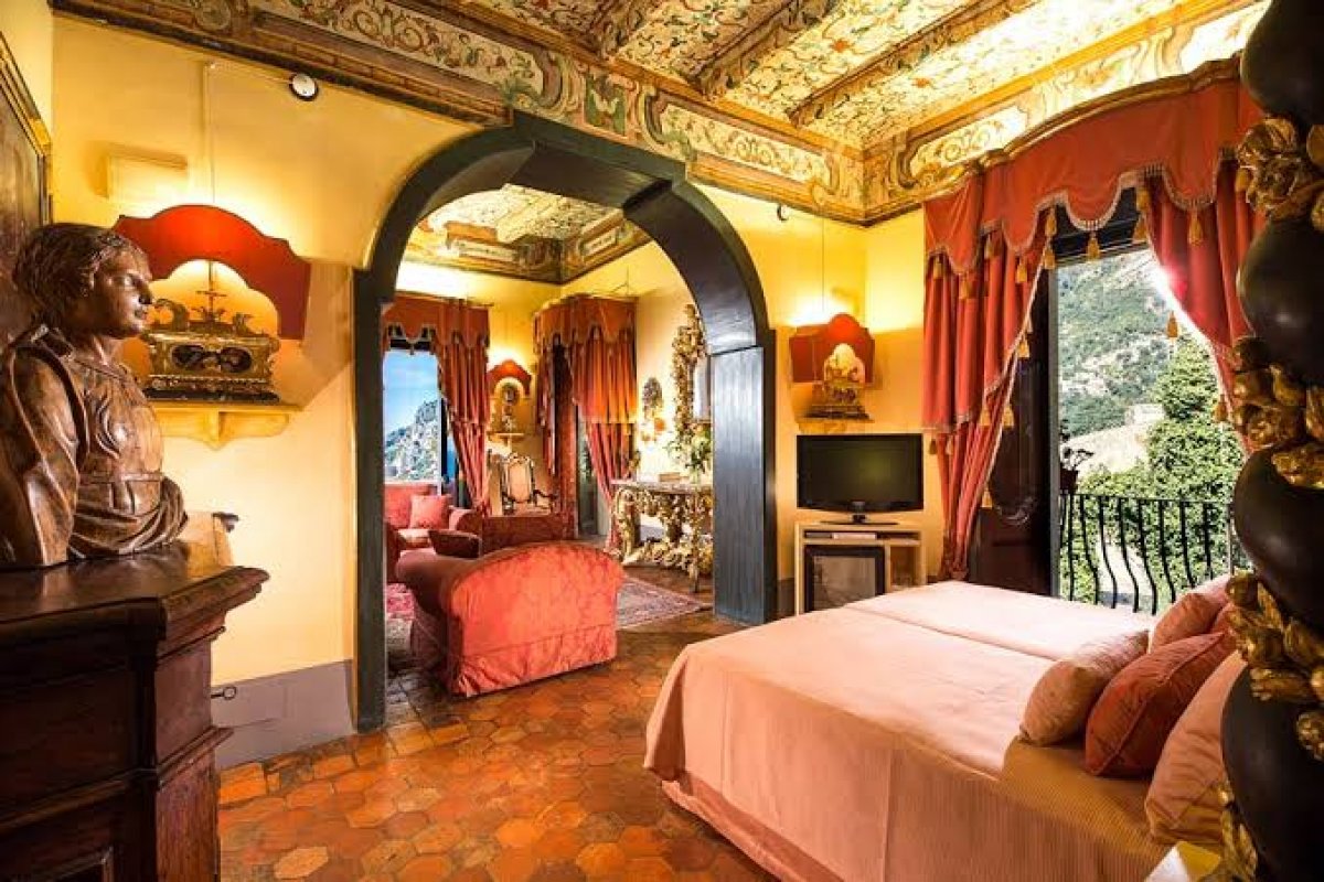 Poderosa: Anitta se hospeda em Palácio com diária de R$ 19 mil na Itália