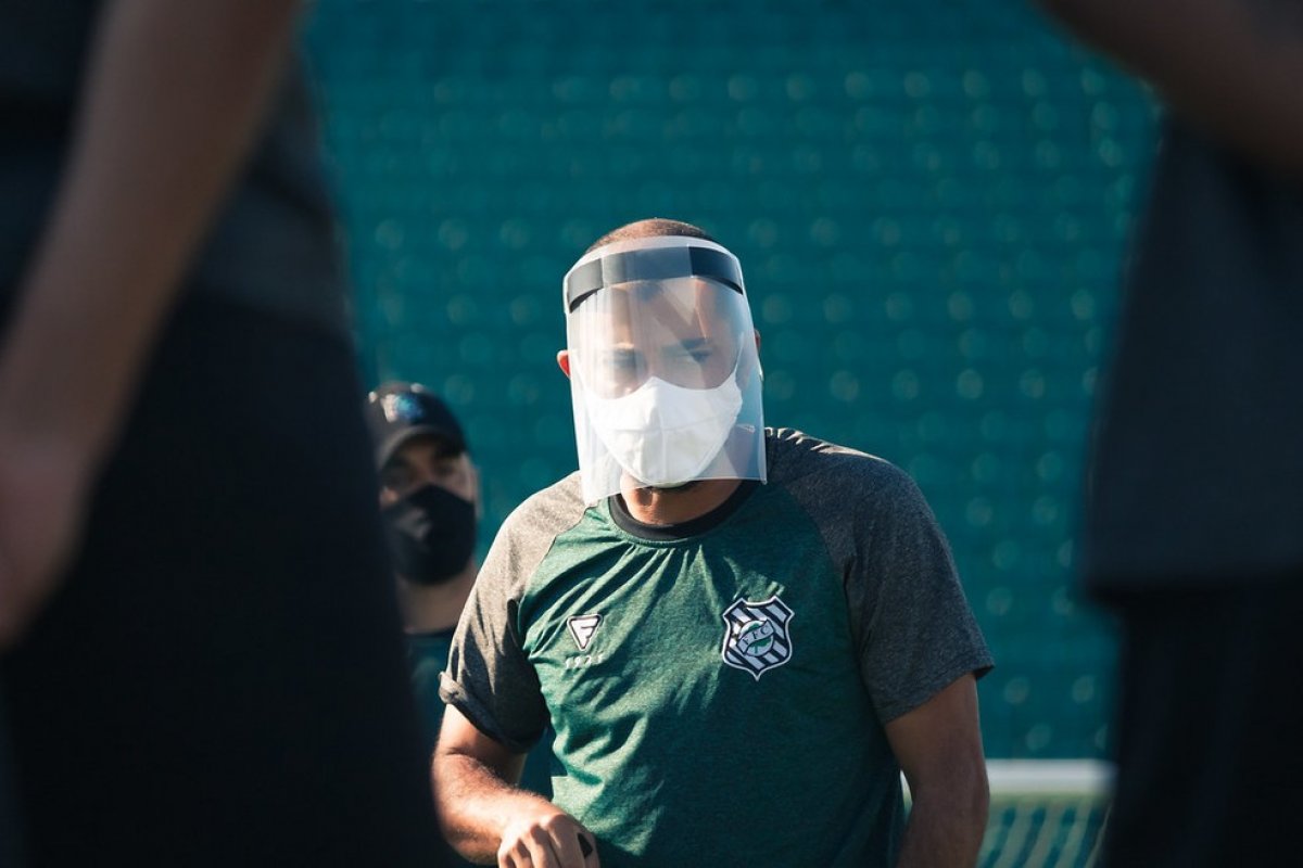 Técnico do Figueirense testa positivo para Covid-19 e está fora do jogo contra o Vitória