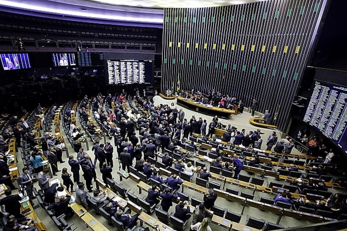 Gastos de deputados baianos caem 30% no mês de julho