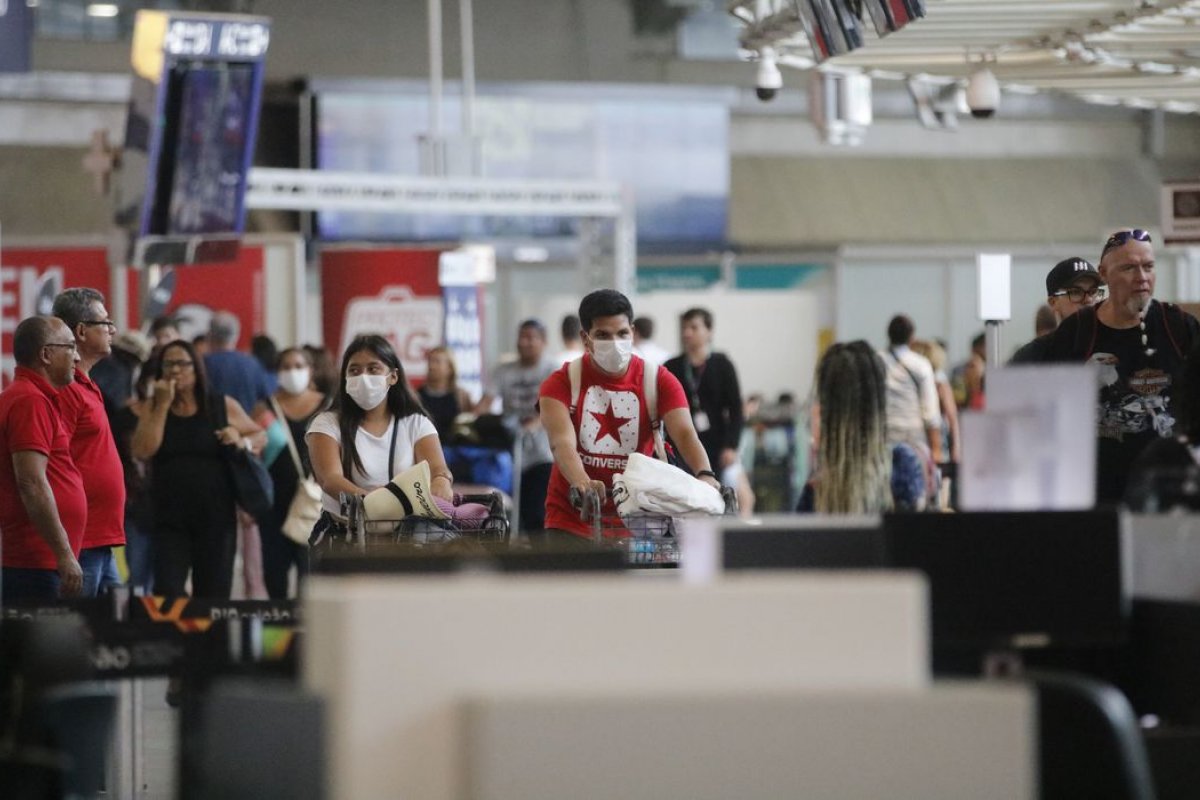 Anvisa abre consulta pública para reforçar medidas contra Covid-19 em aeroportos 