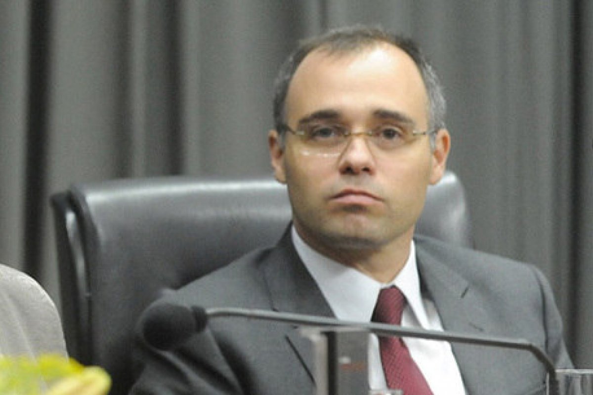 Ministro da Justiça entrega relatório sigiloso de mais de 500 servidores públicos "antifascistas"