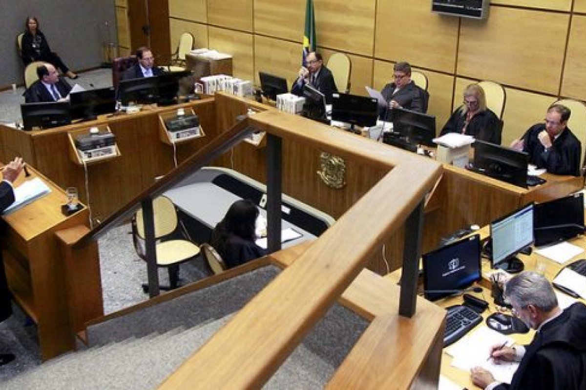 STJ declara incompetência do Tribunal de Justiça para julgar improbidade de promotor aposentado