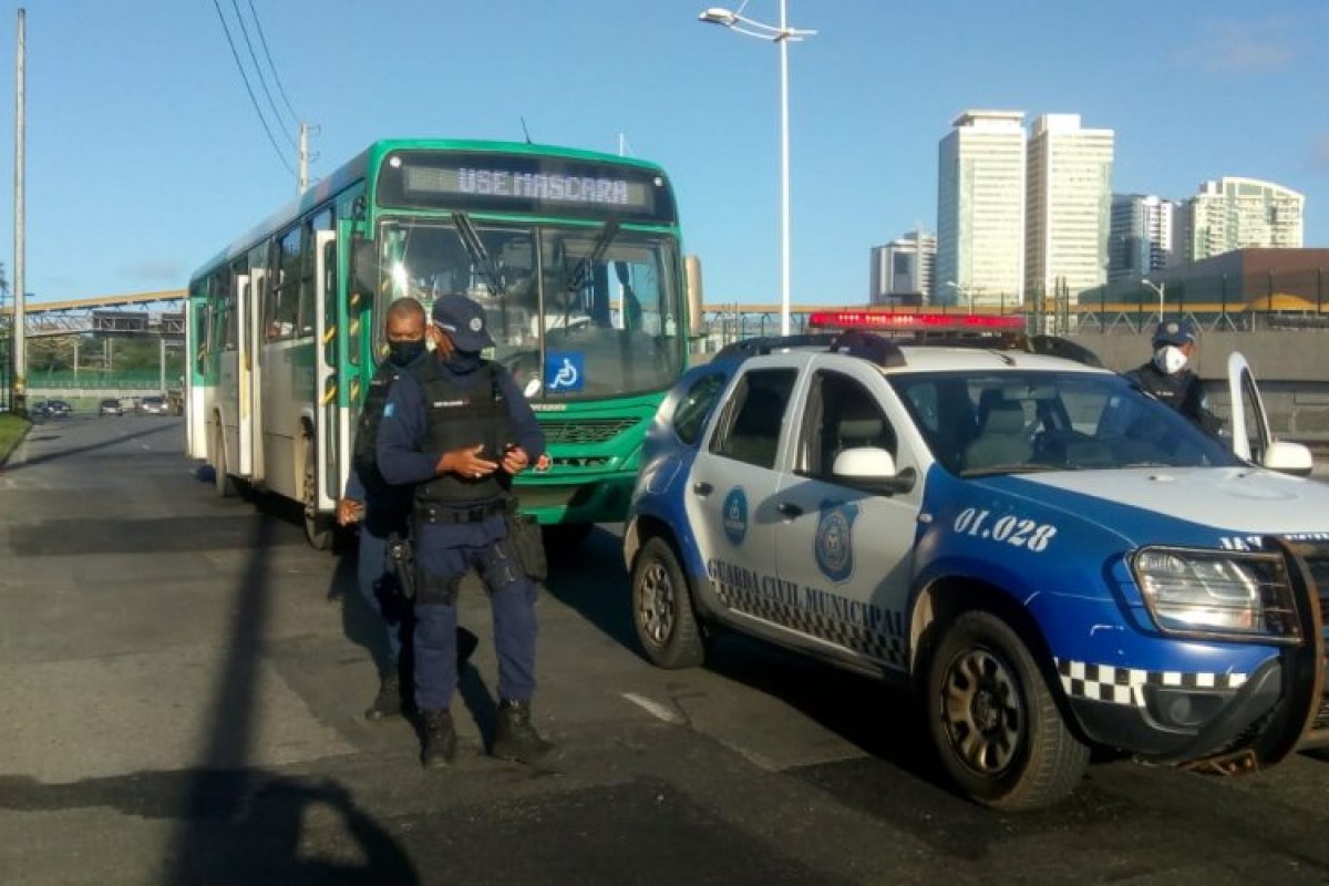 Dupla é detida em Salvador após tentar assaltar um motorista por aplicativo