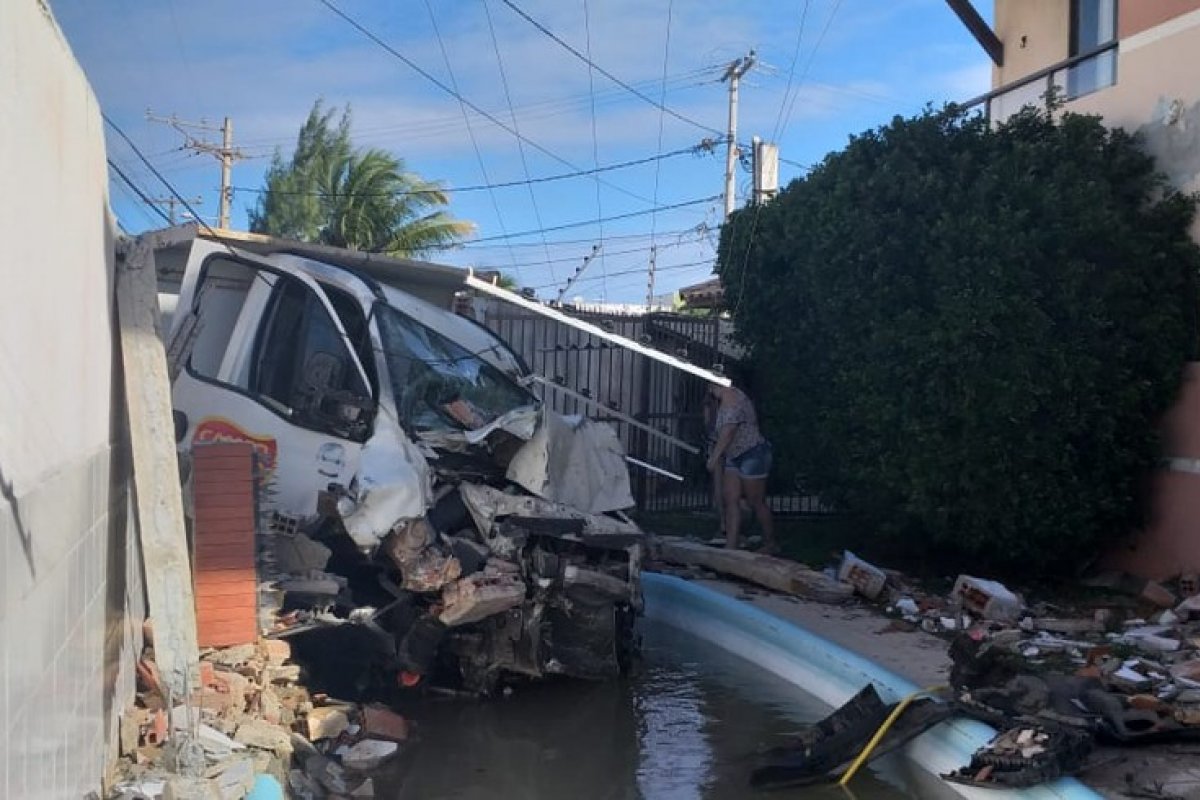 Veículo com caçamba bate em muro residencial em Salvador e invade parte de uma piscina