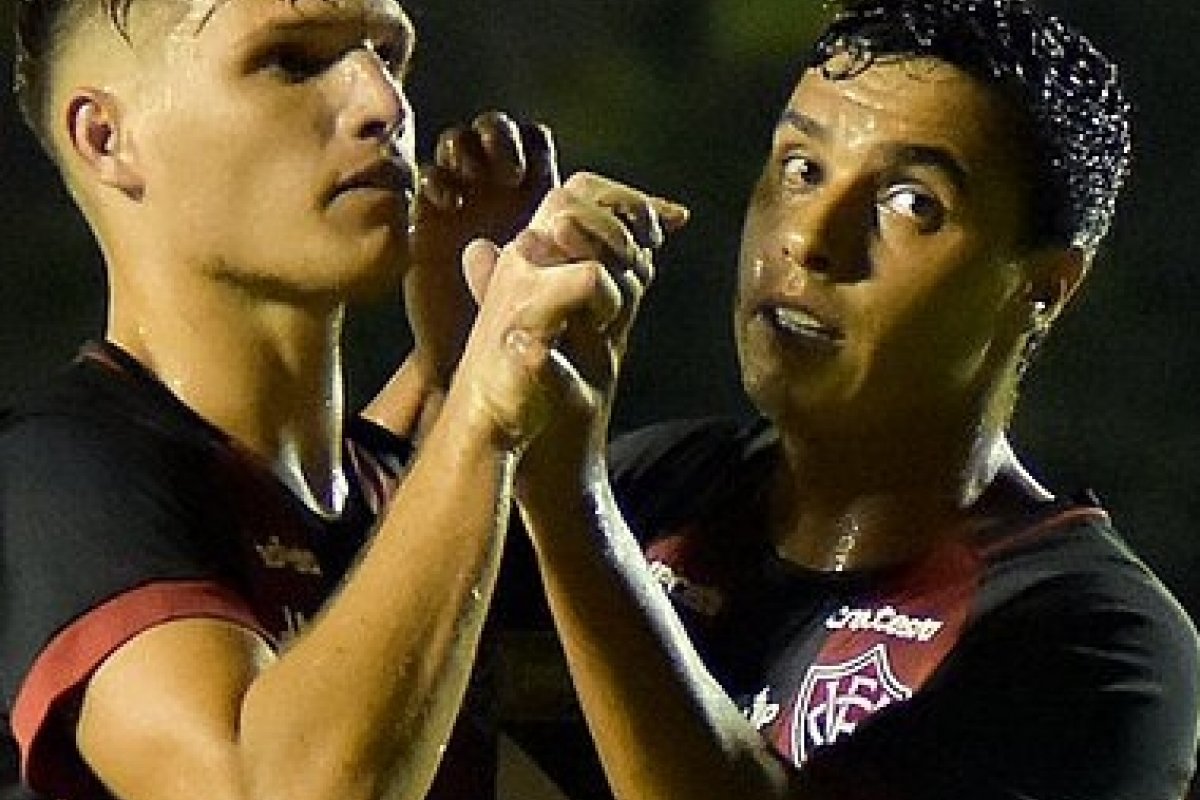 Vico e Alisson Farias são desligados da delegação do Vitória por causa de lesões