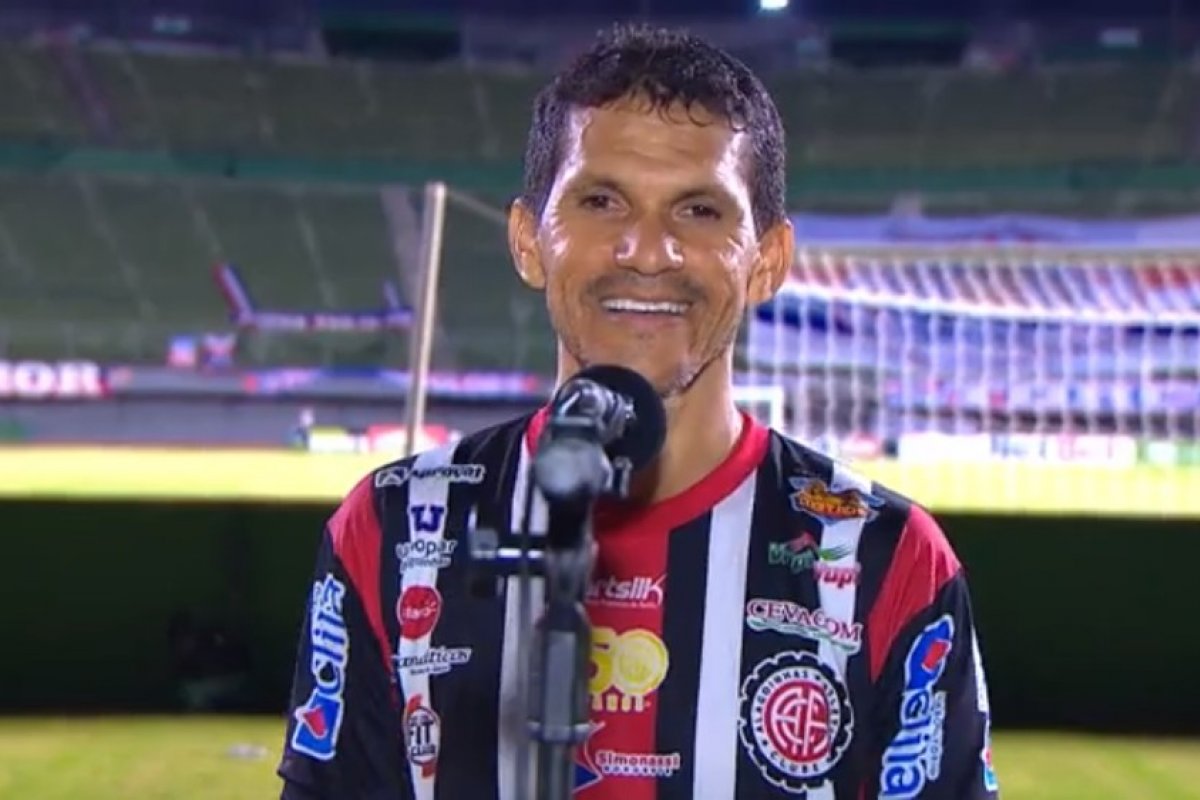 "Ainda não tive esse desejo de parar", afirma Magno Alves aos 44 anos