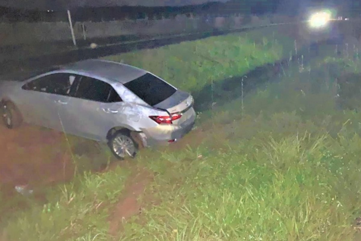 PRF localiza veículo roubado e abandonado no matagal após acidente na BR 101