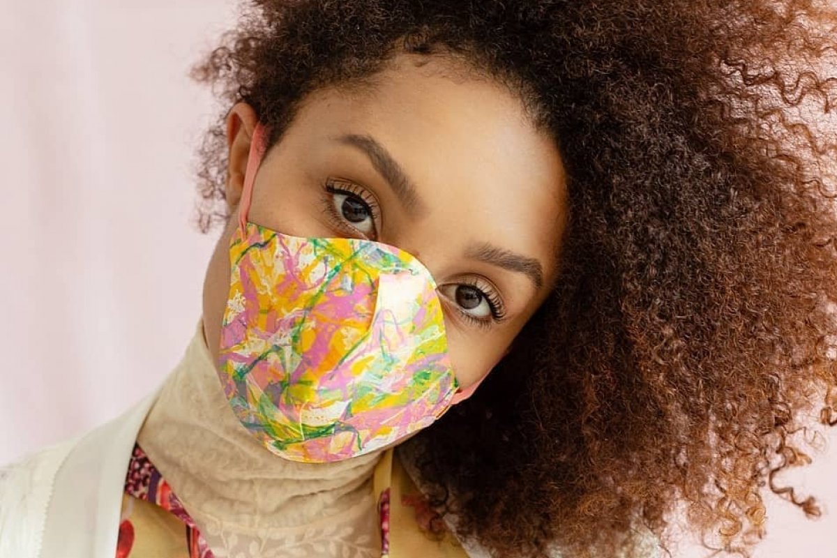 Marca brasileira produz máscaras de proteção à base de sacolas plásticas recicladas