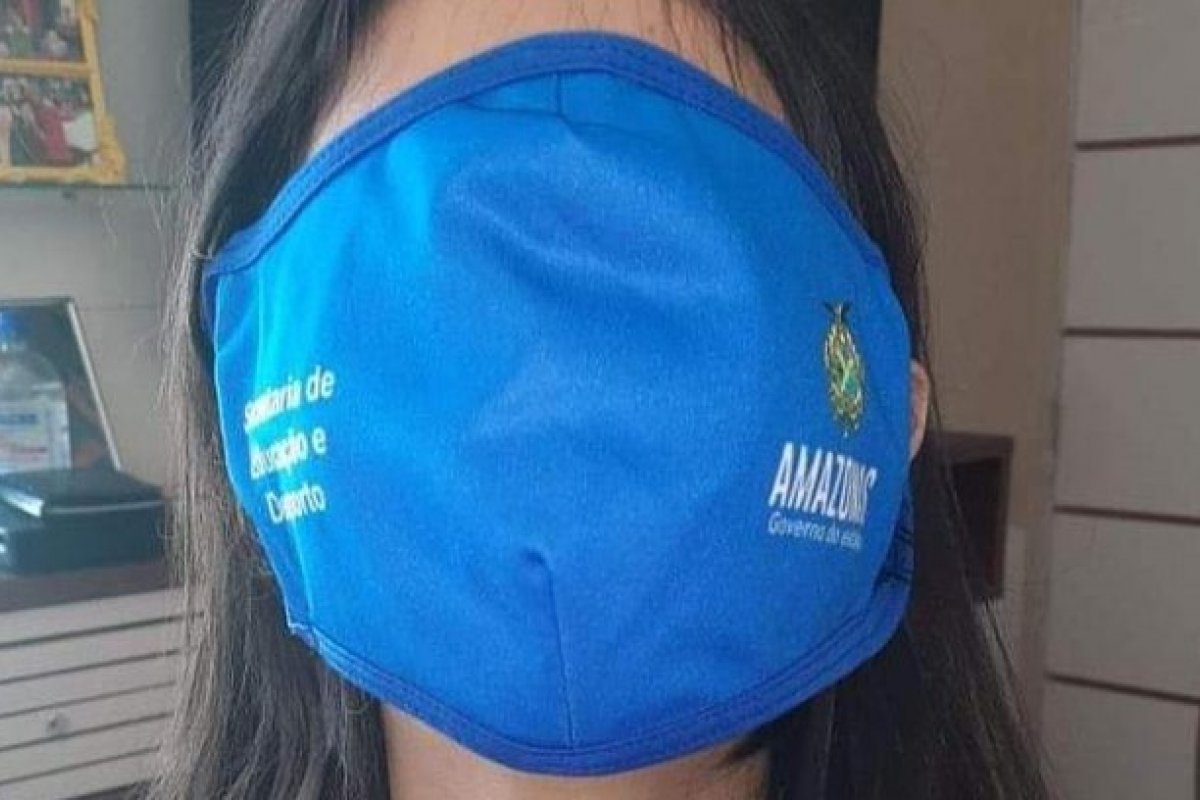 Máscara gigante distribuída para estudantes no Amazonas gera memes nas redes sociais