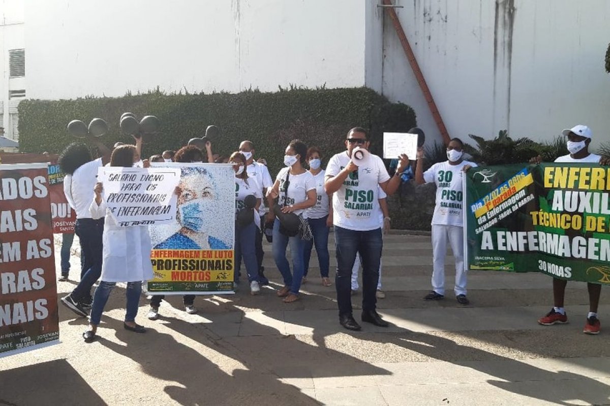 Profissionais de enfermagem realizam protesto na Av. ACM