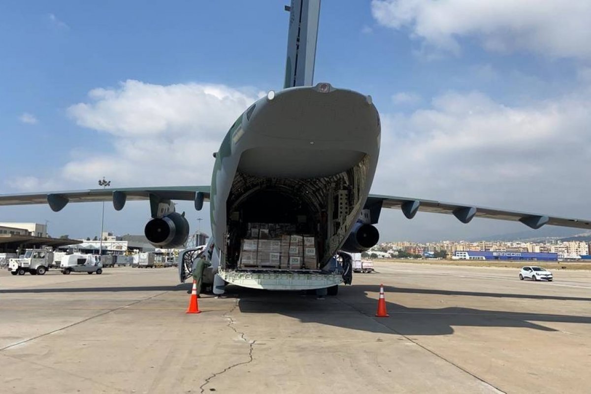 Missão de ajuda ao Líbano desembarca em Beirute