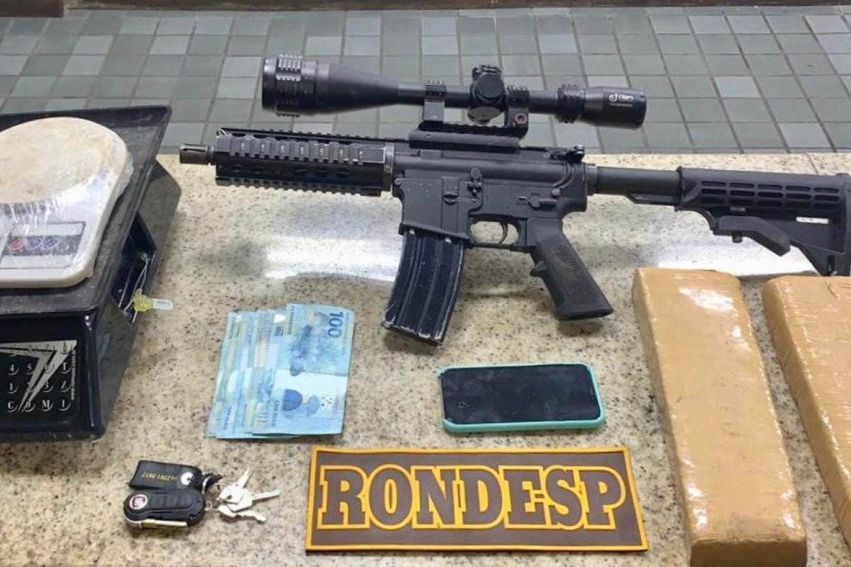 Fuzil de fabricação americana é apreendida com suspeito de liderar tráfico de drogas em bairro de Salvador