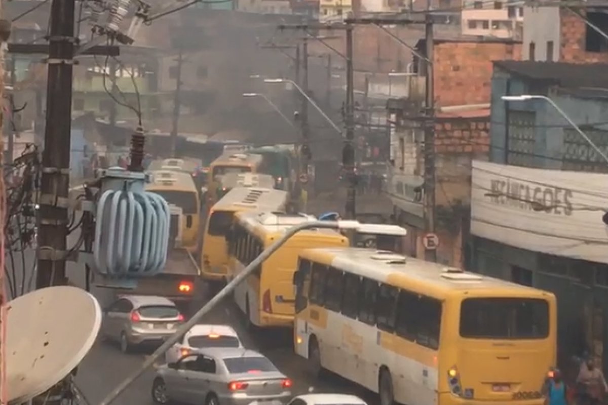 Veja vídeo: protestantes queimam pneus na Avenida San Martin