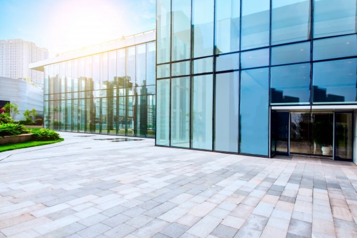 Mulher morre ao cair de prédio durante relação sexual