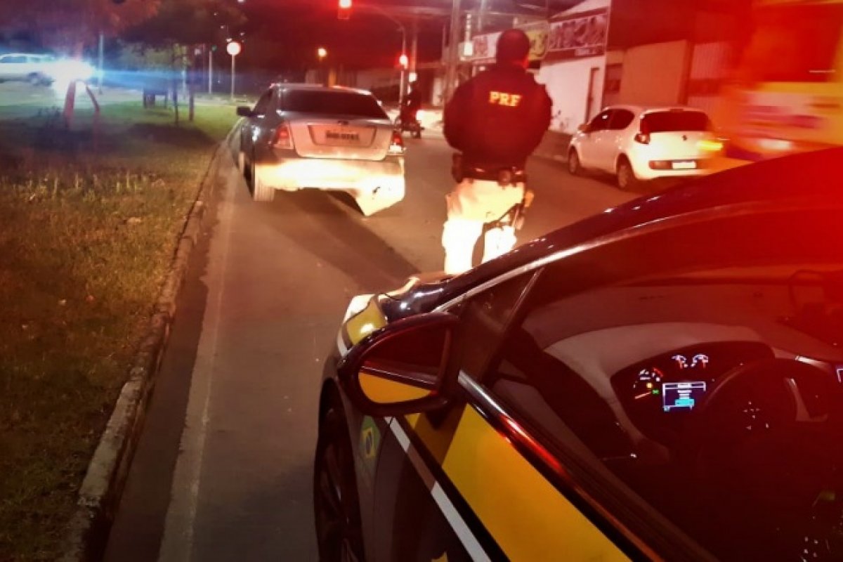 Motorista sem habilitação foge de abordagem, provoca acidentes e é preso 