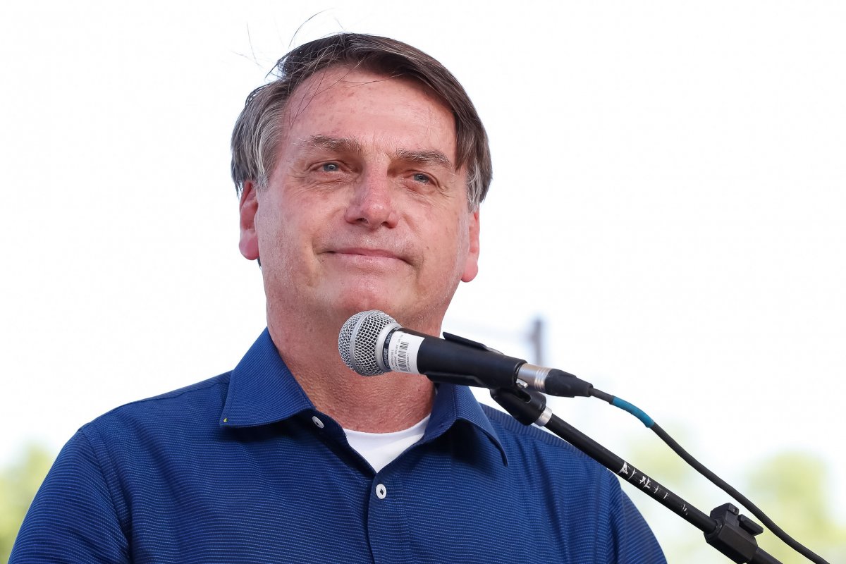 Vídeo: Bolsonaro para discurso para deixar mulher gritar "Fora Bolsonaro"