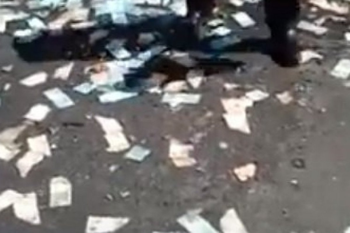 Assalto a carro-forte na Bahia deixa milhares de notas espalhadas pelo chão