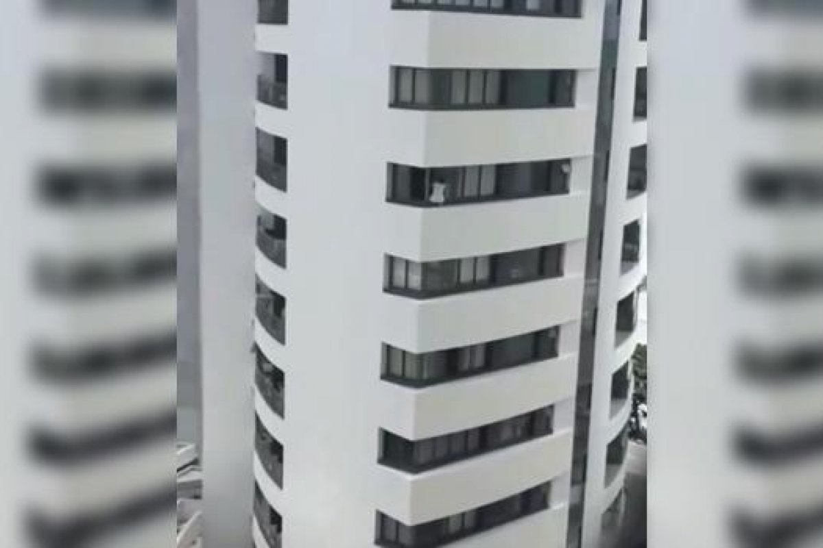 Veja Vídeo: Trabalhadora doméstica é flagrada com o corpo para fora de prédio enquanto limpa janela