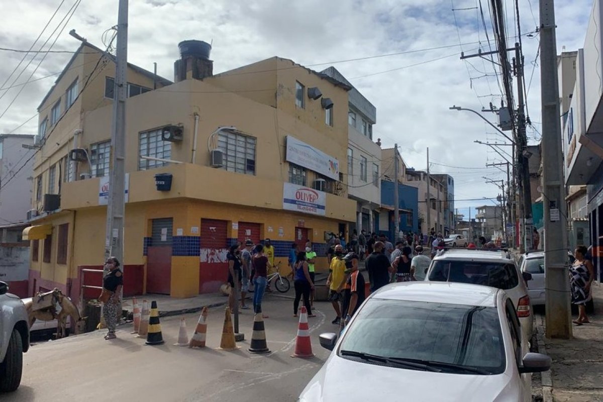 Comerciantes fecham rua em protesto contra restrições no Nordeste de Amaralina 