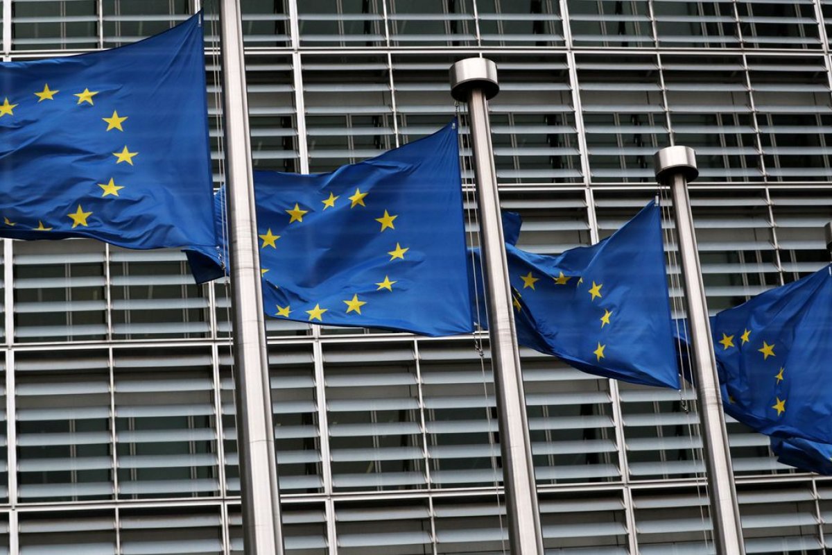 UE fecha 1º acordo de vacina contra Covid-19 com AstraZeneca