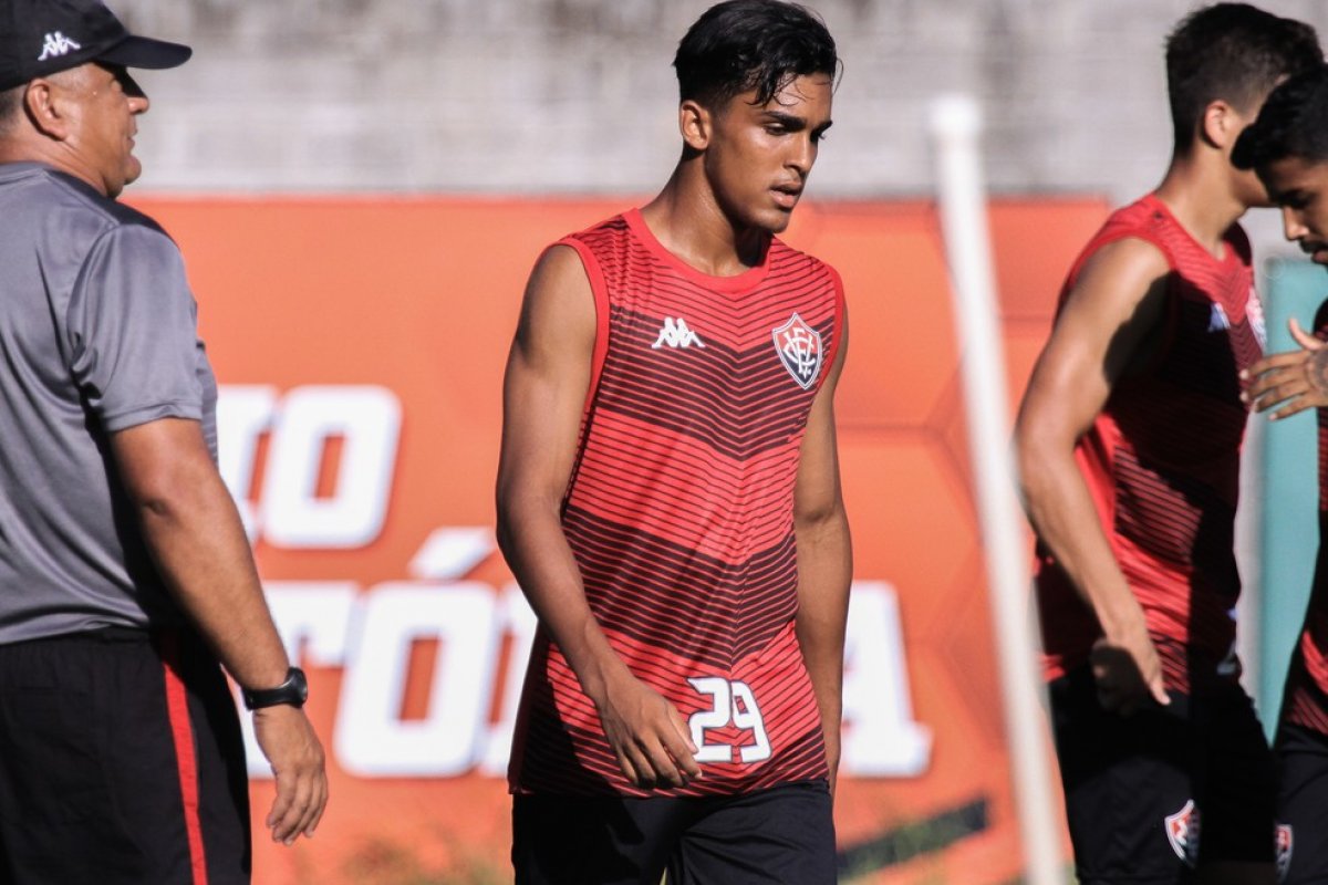 Volante do Vitória é diagnosticado com coronavírus