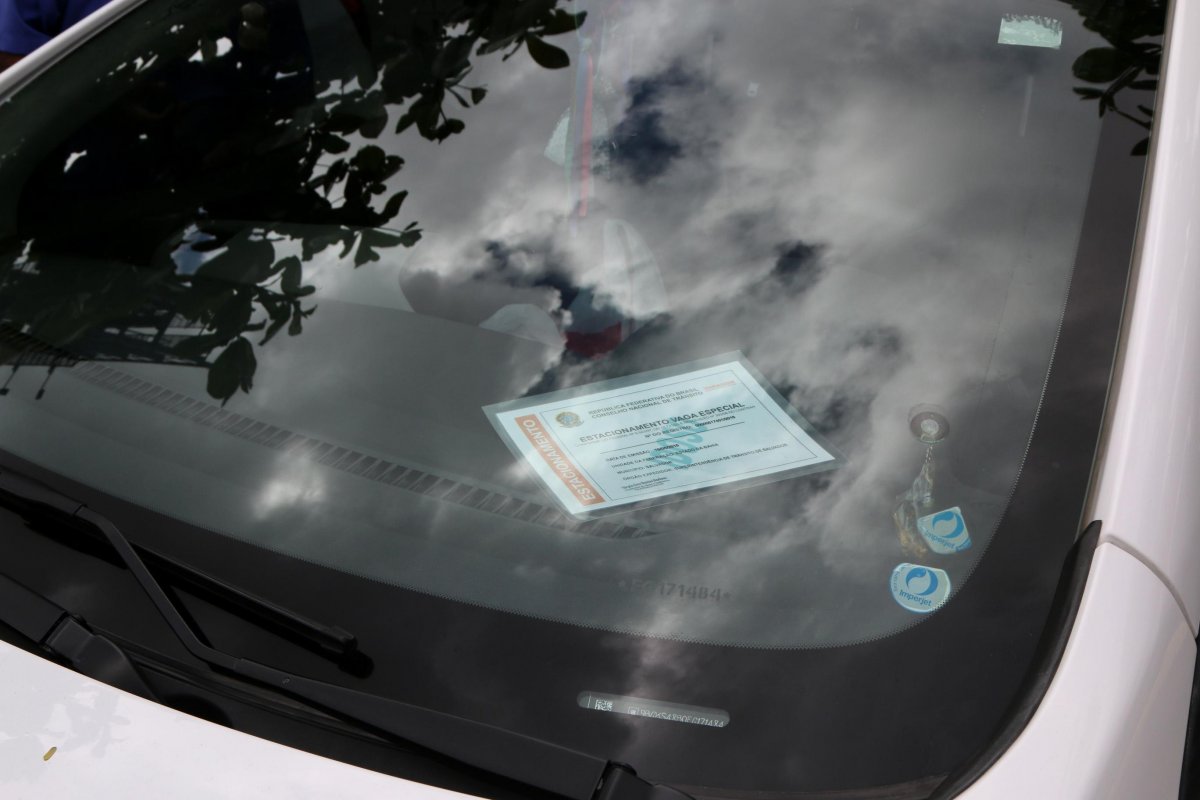 Credenciais especiais para vagas de estacionamento podem ser solicitadas a partir de segunda (17)