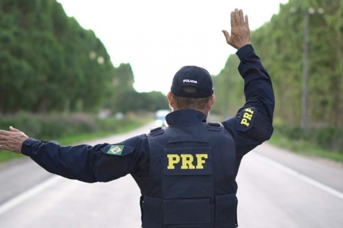 Mulher foragida por furto na Paraíba é presa pela PRF-BA na BR 242