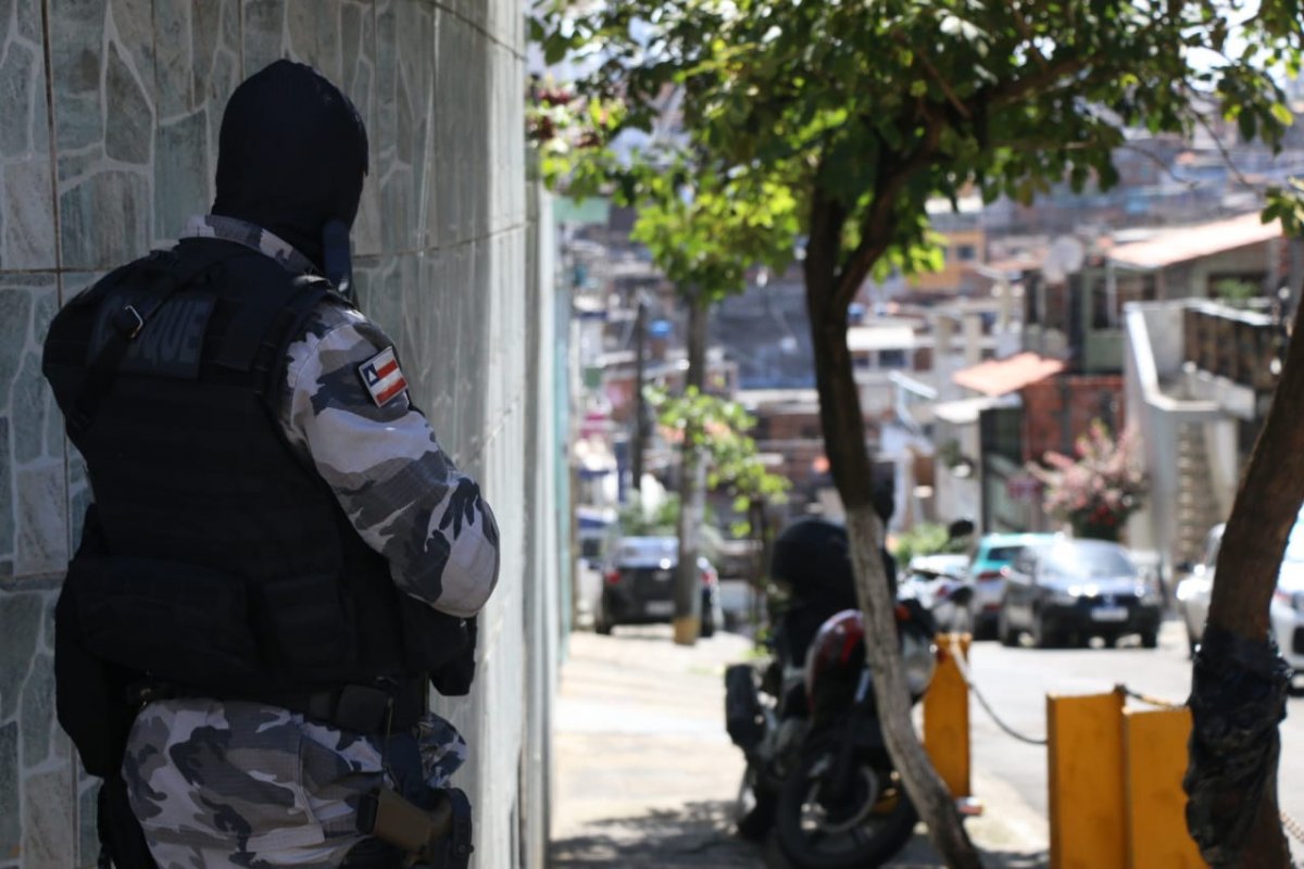 PM reforça patrulhamento em bairros de Salvador após morte de suposto líder do tráfico da Bahia no RJ