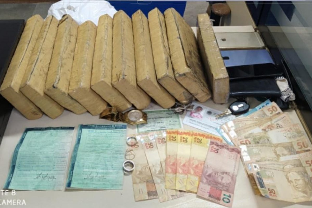 Dez quilos de maconha são apreendidos dentro de um veículo na BR 116